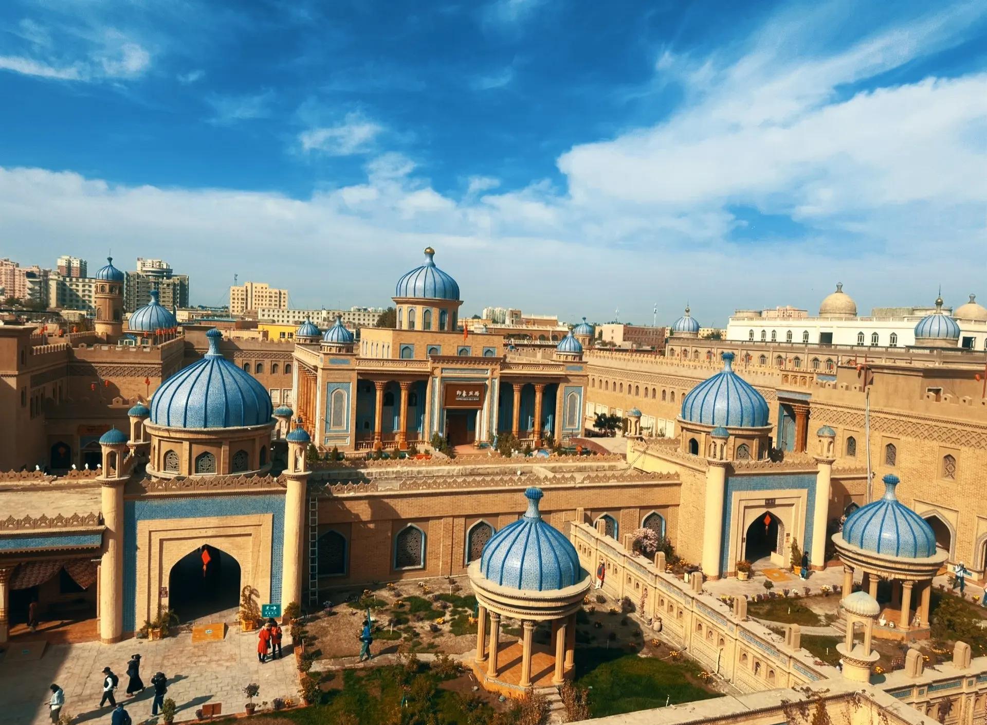 7-Day Xinjiang Tour (Kashgar, Baisha Lake, Karakol Lake, Muztagh Ata, Panlong Ancient Road, Shache, Artush Tianmen)