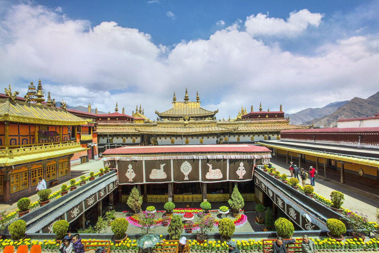 A panoramic view of the Potala Palace in Lhasa, Tibet, showcasing its stunning architecture and surrounding gardens. Explore 30-Day China Tour.