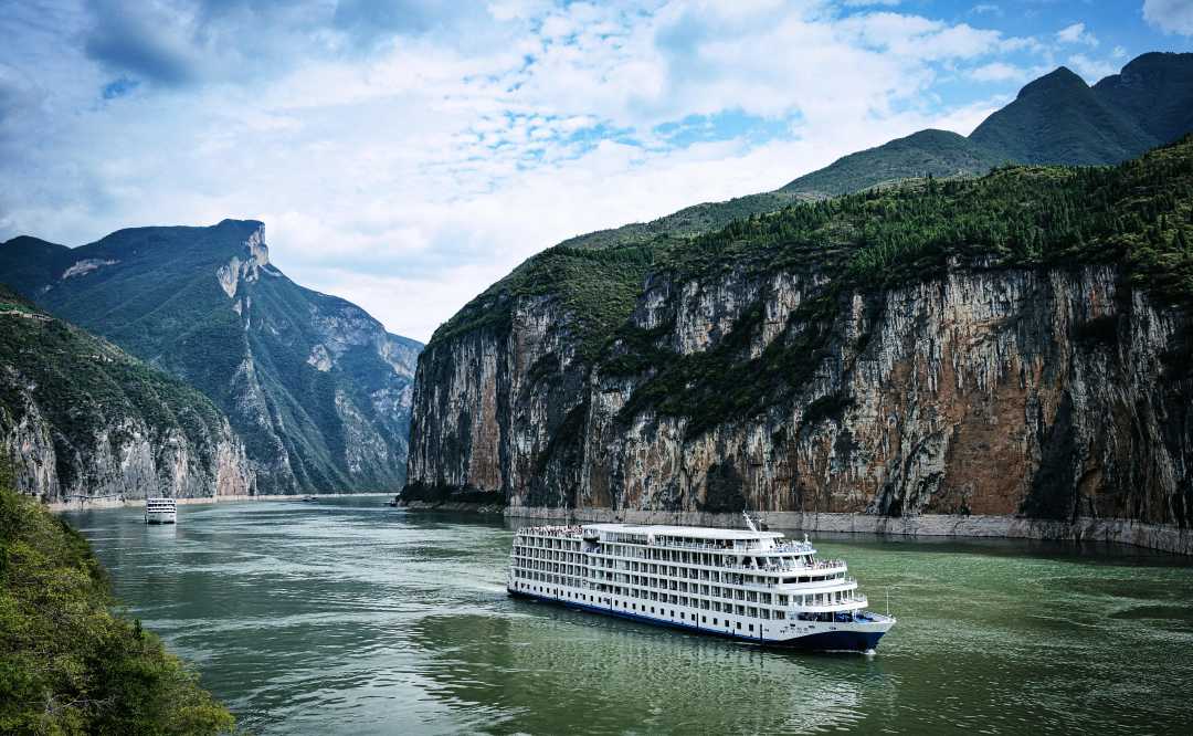 Chongqing & Yangtze Three Gorges 5-Day Tour: Urban Wonders & River Scenery